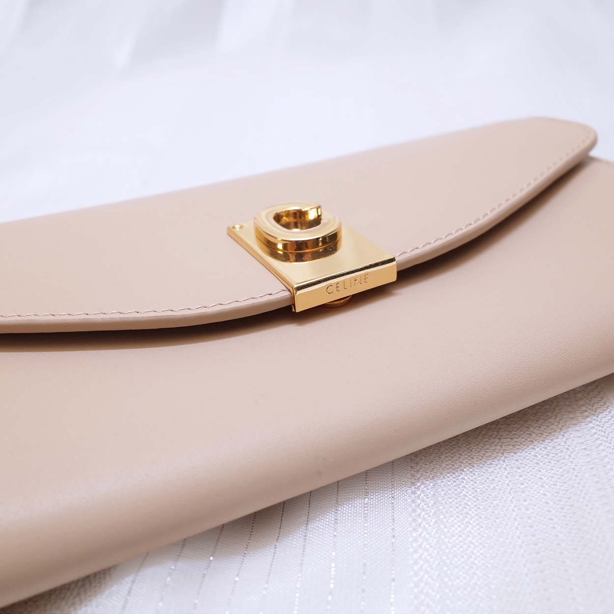 Ce1i*e c wallet on chain in leather light beige 19 x 9 cm
