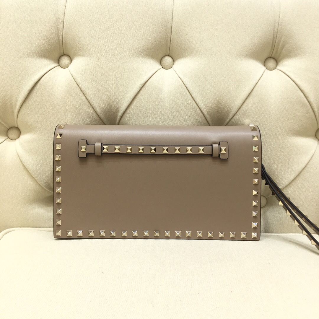 Va1e*ntin0 garavani rockstud clutch with hand holder beige 28 cm