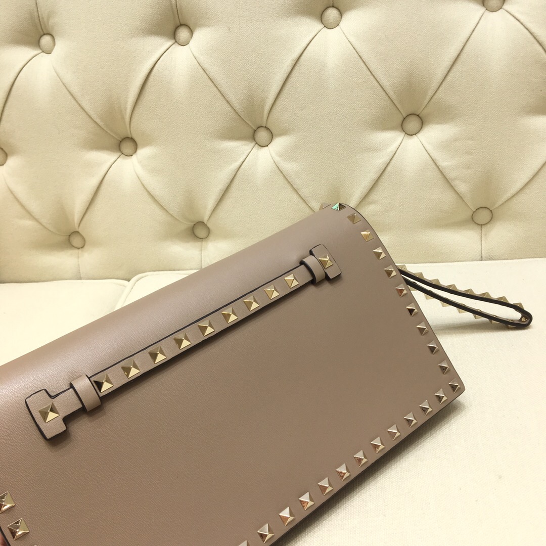 Va1e*ntin0 garavani rockstud clutch with hand holder beige 28 cm