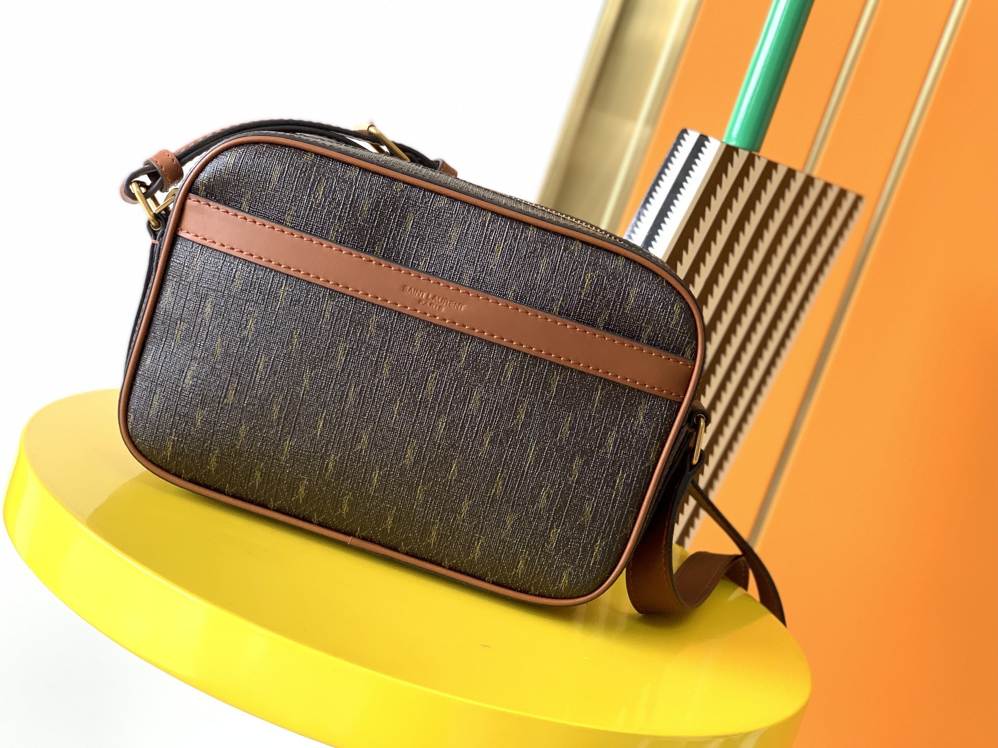 Y51 le monogramme camera bag in monogram canvas and smooth leather 6699572 21.5 x 15 x 7 cm