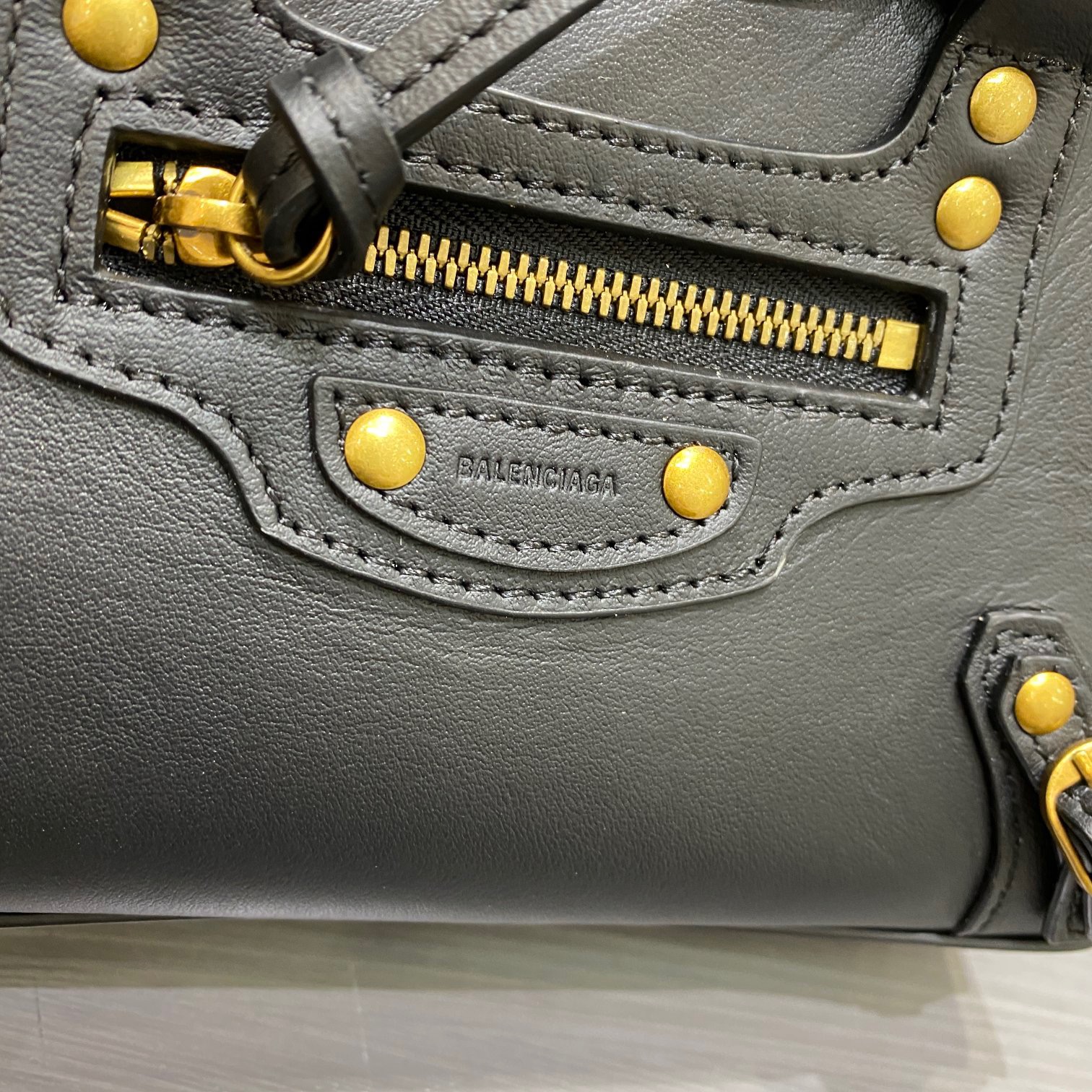 Ba1en*iaga mini neo classic top handle bag black 63852411r57 22 x 14 x 11 cm