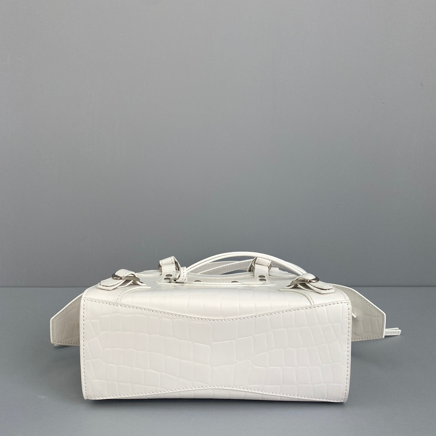 Ba1en*iaga small neo classic top handle bag crocodile leather white 63852115v67 33 x 21 x 16 cm