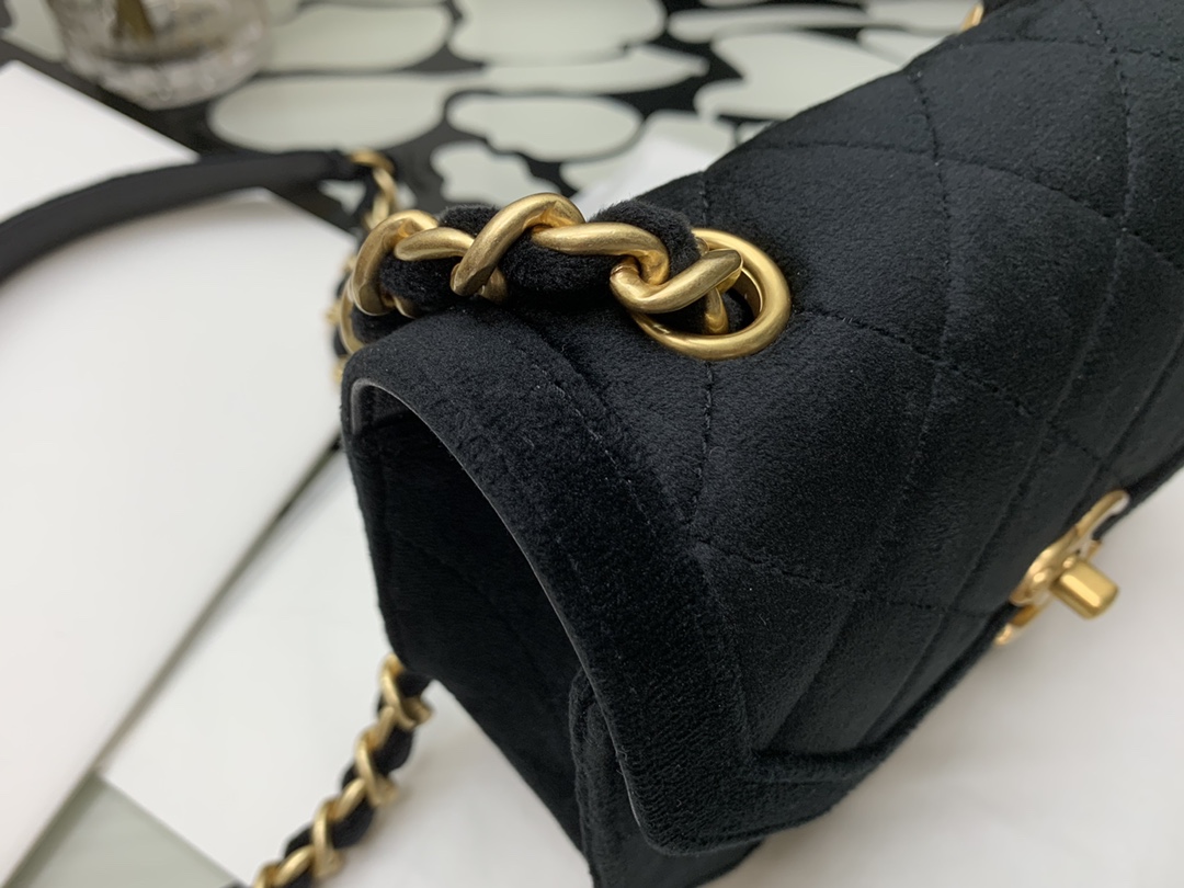 Ch**el mini flap bag velvet & gold-tone metal black as2597 19 x 15 x 6 cm