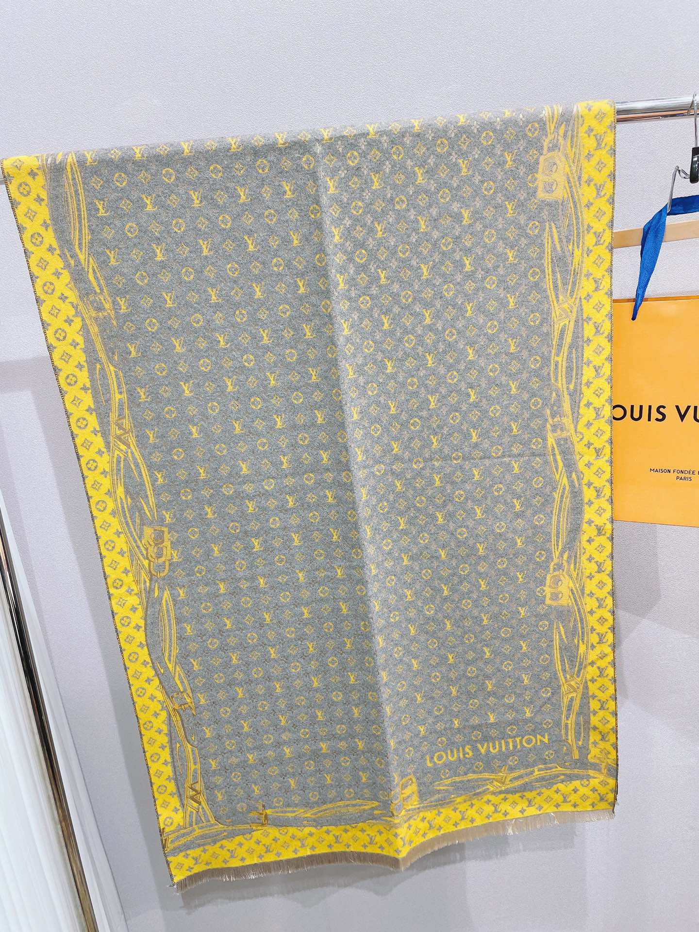 l0vis Vvtt0n scarf 05