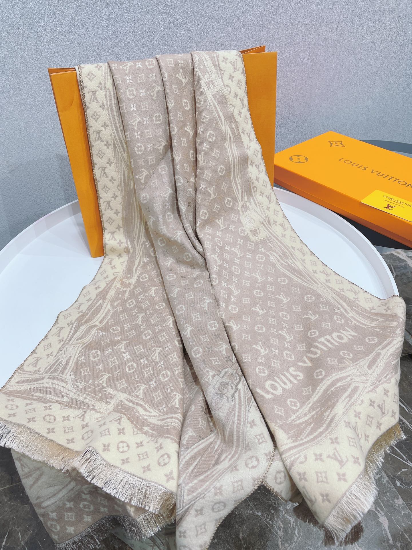 l0vis Vvtt0n scarf 06