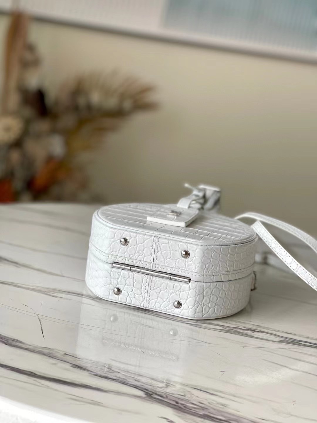 l0vis Vvtt0n petite boite chapeau crocodile leather white n94071 17.5 x 16.5 x 7.5 cm