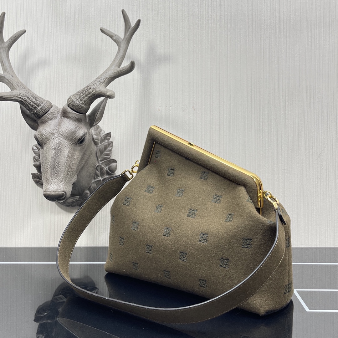 F**di medium first flannel olive green 8bp127 32.5 x 15 x 23.5 cm