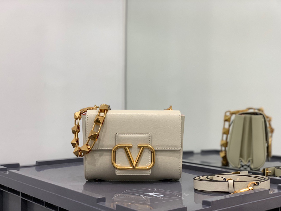 Va1e*ntin0 stud sign grainy leather shoulder bag white xw2b0j96cpd0no 20 x 15 x 7 cm