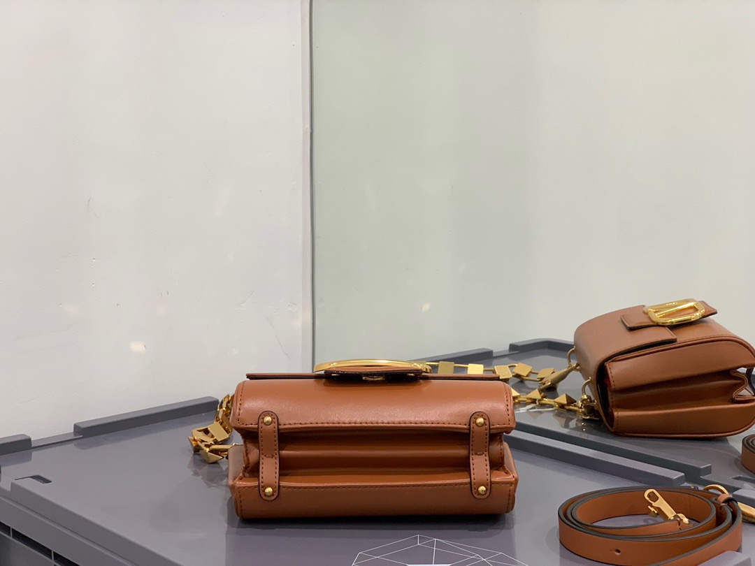 Va1e*ntin0 stud sign grainy leather shoulder bag brown xw2b0j96cpd0no 20 x 15 x 7 cm