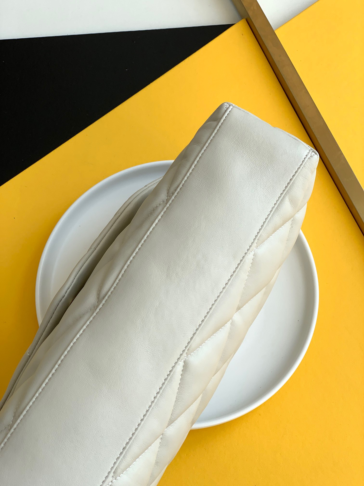 Y51 sade puffer envelope clutch leather white 6550041 38 x 19 x 11 cm