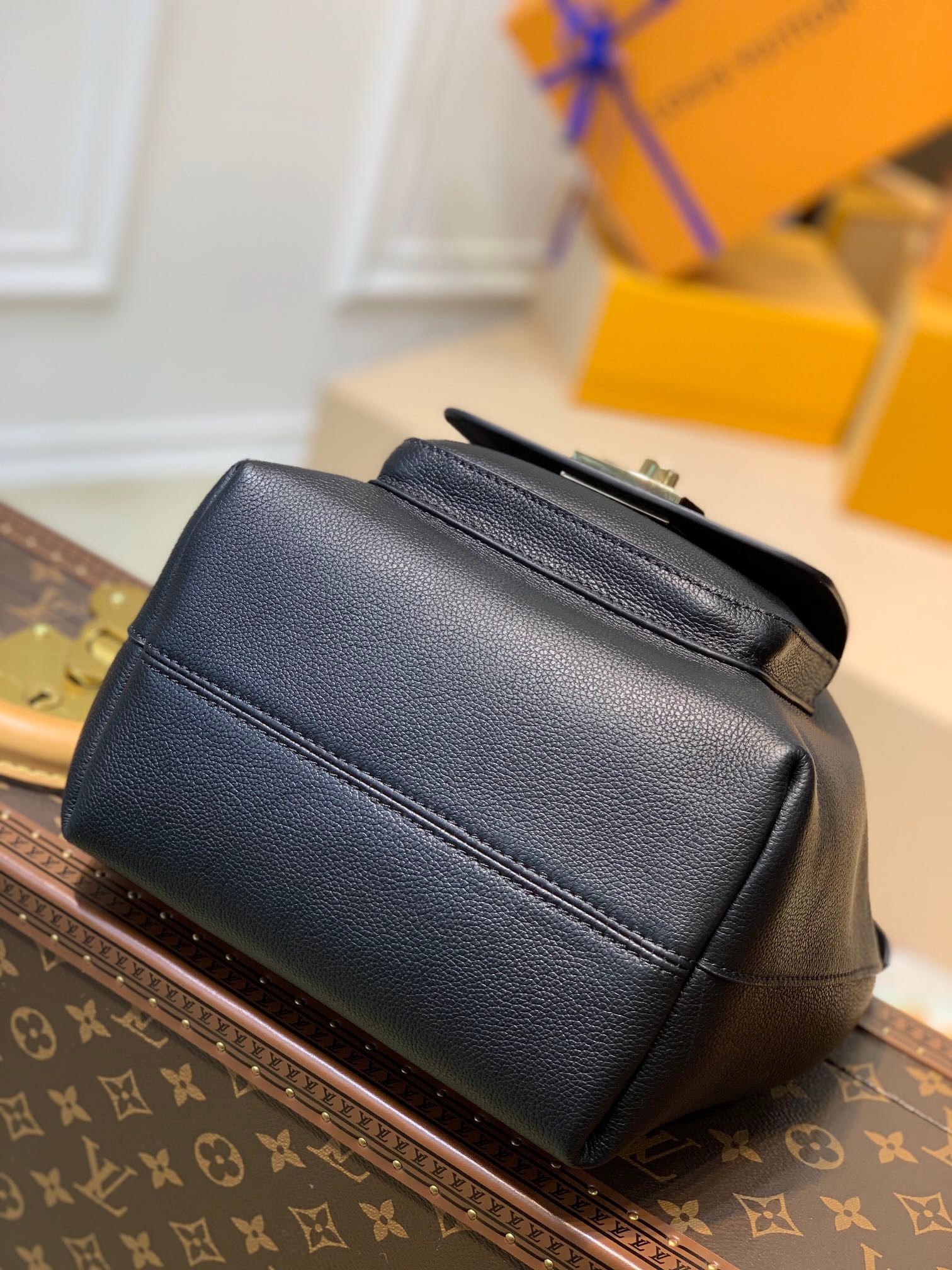 l0vis Vvtt0n lockme bucket bag black m57687 20 x 22 x 13 cm