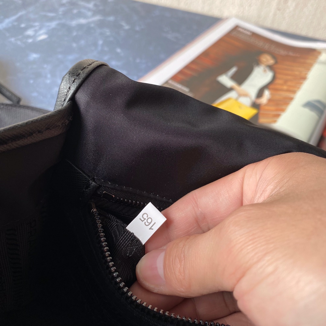 Pra*a re-nylon/saffiano leather shoulder bag black 2vd034 16 x 22 x 8.5 cm