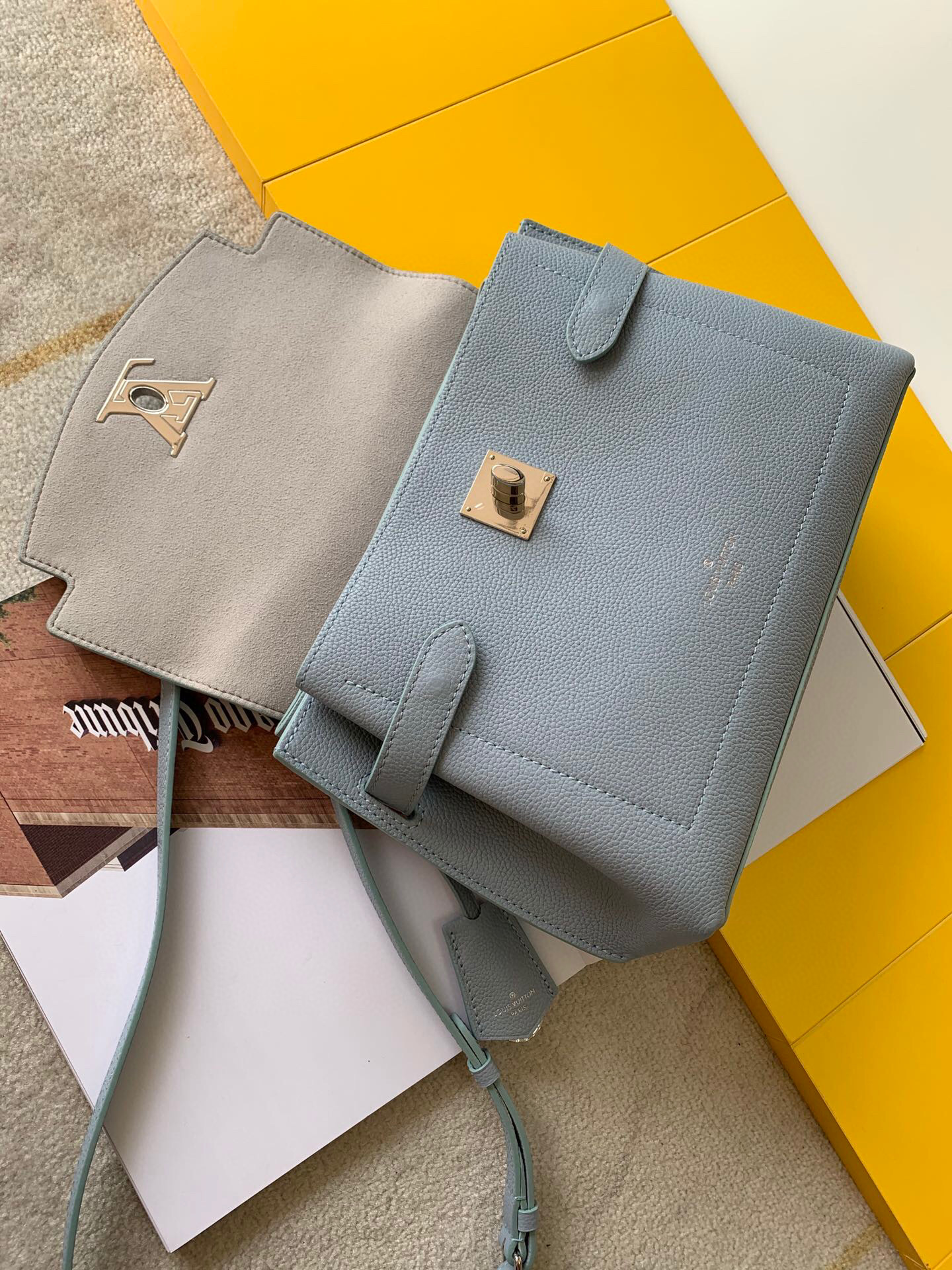 l0vis Vvtt0n lockme ever bb light blue m53937 28 x 20 x 11.5 cm