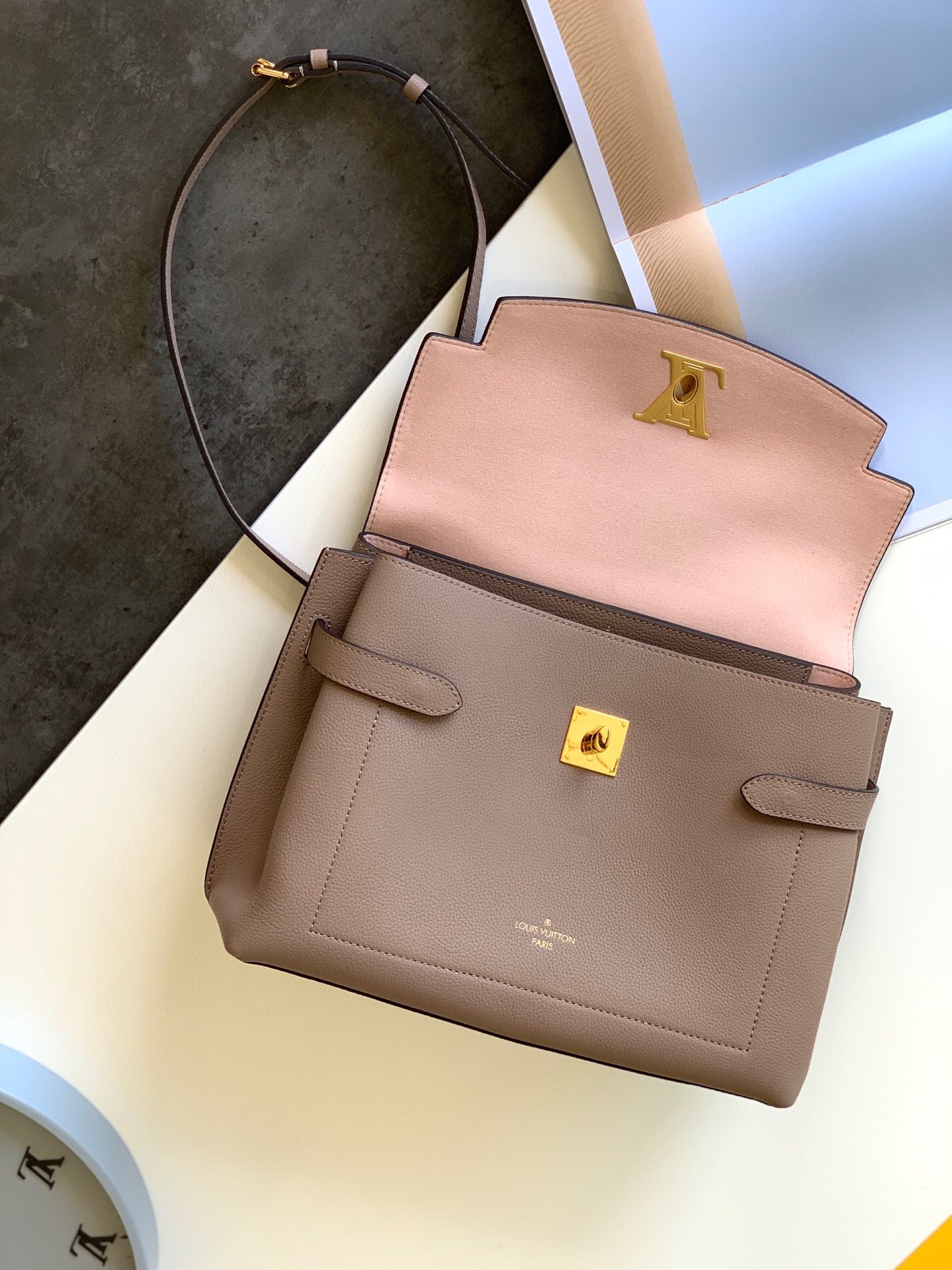 l0vis Vvtt0n lockme ever mm beige m56094 33.5 × 21.5 × 14.5 cm