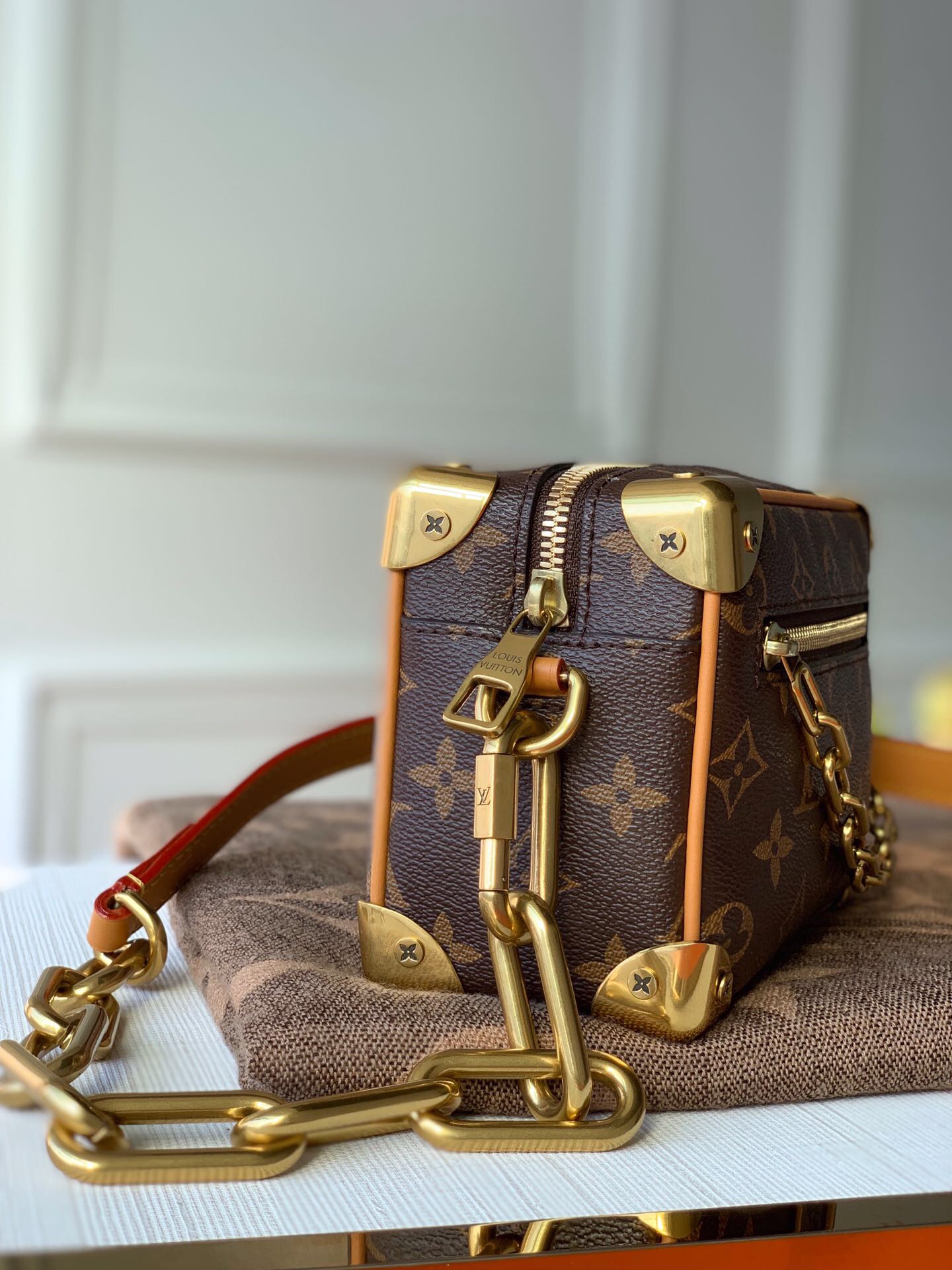 Iconic Monogram print with contrasting resin chain M68906  18.5cm