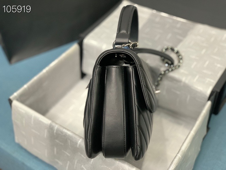 Ch**el Ch**elv has smooth lines sandwich black bag 25cm