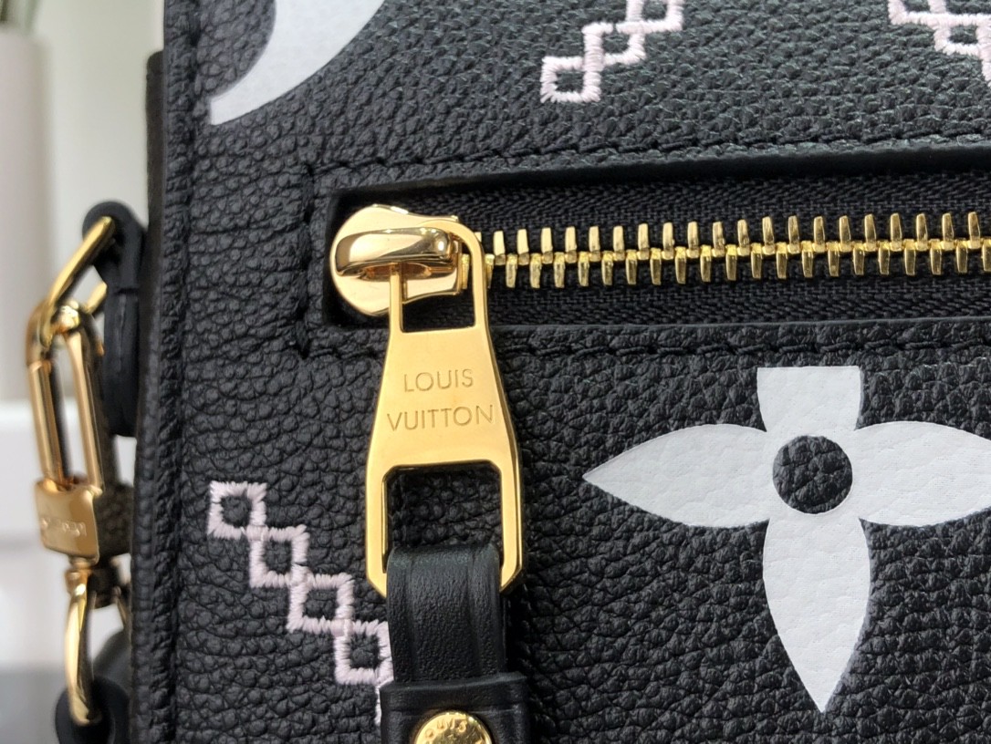LV POCHETTE METIS M46028 black 25cm