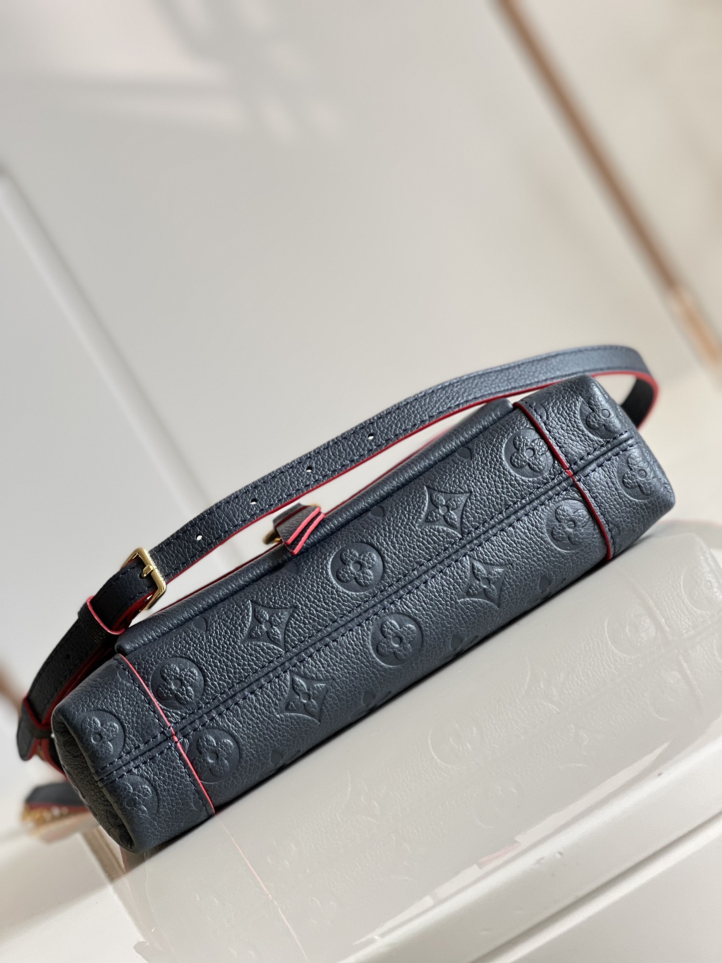 l0vis Vvtt0n blanche bb monogram empreinte bag 22cm