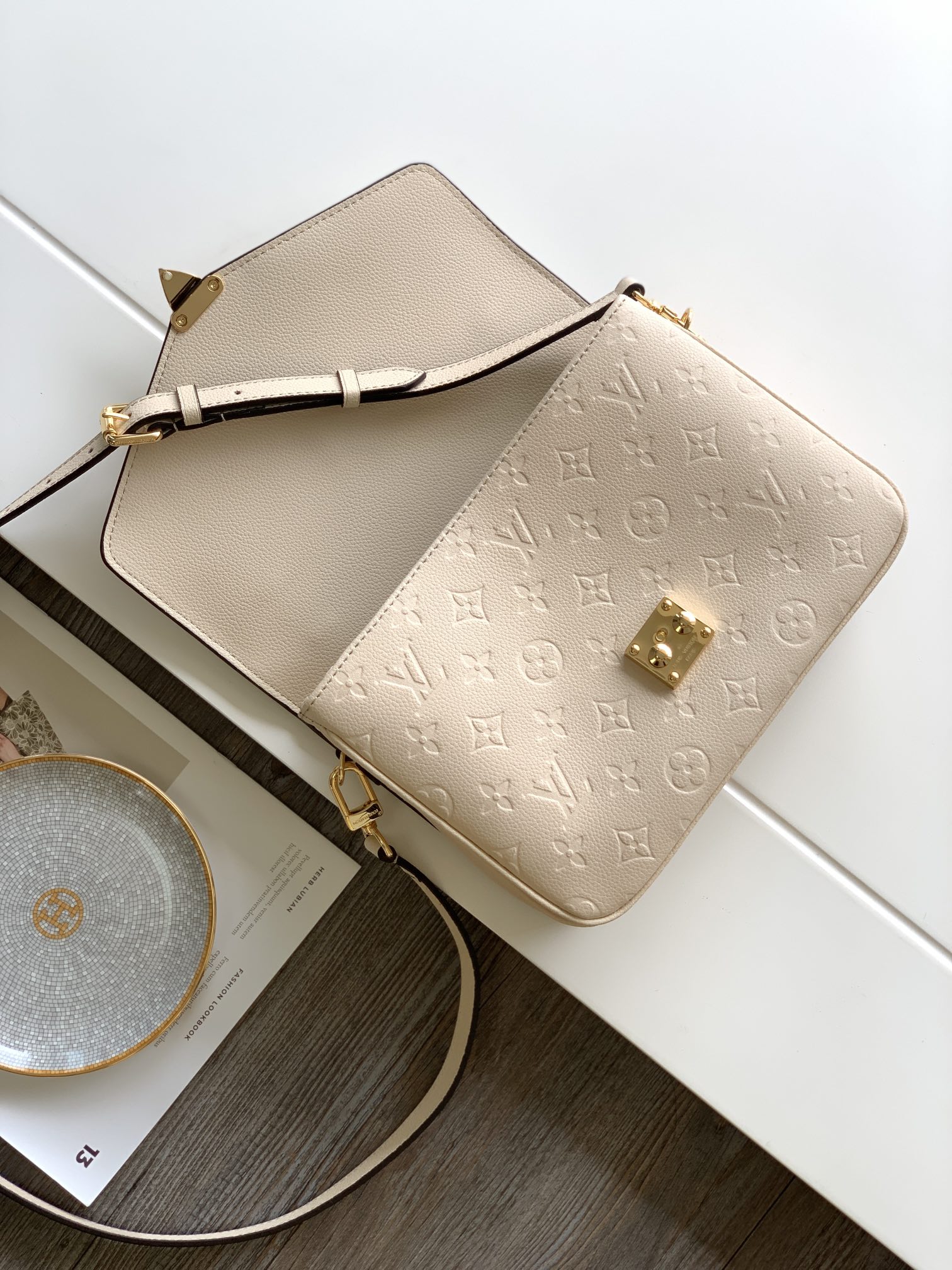 lV Pochette Métis Monogram Empreinte Leather Crème Beige M41487 - 25x19x7cm