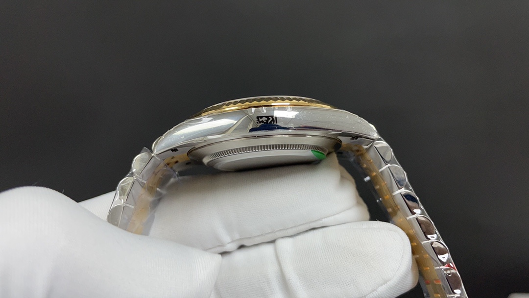 R01ex oyster perpetual date just  golden