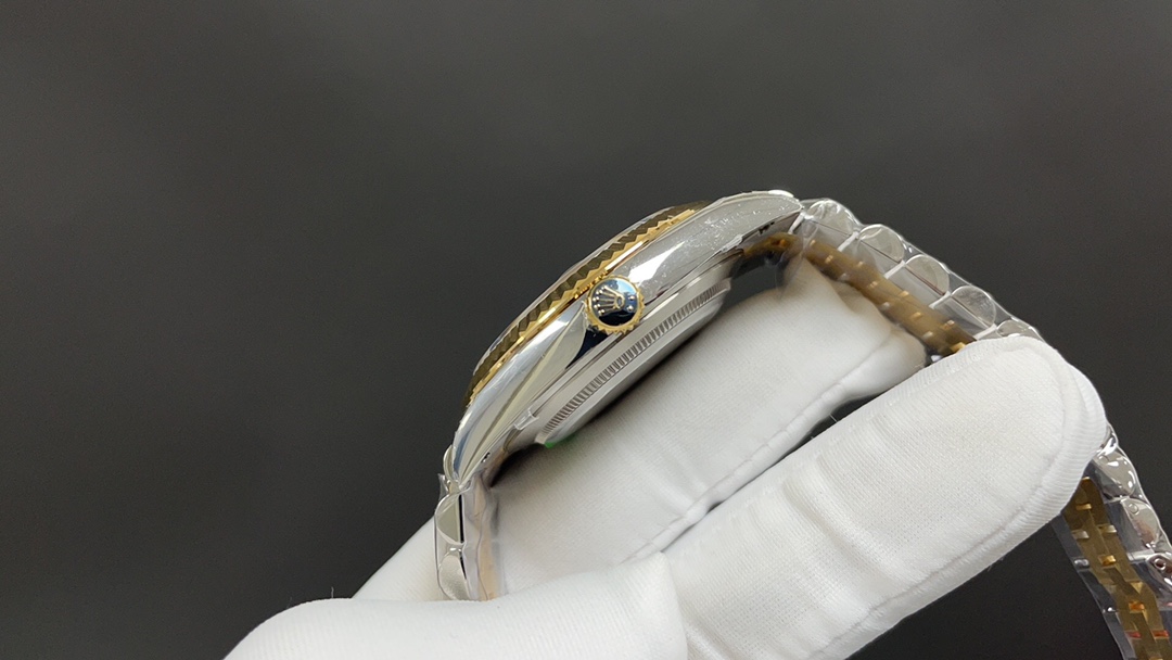 R01ex oyster perpetual date just  golden