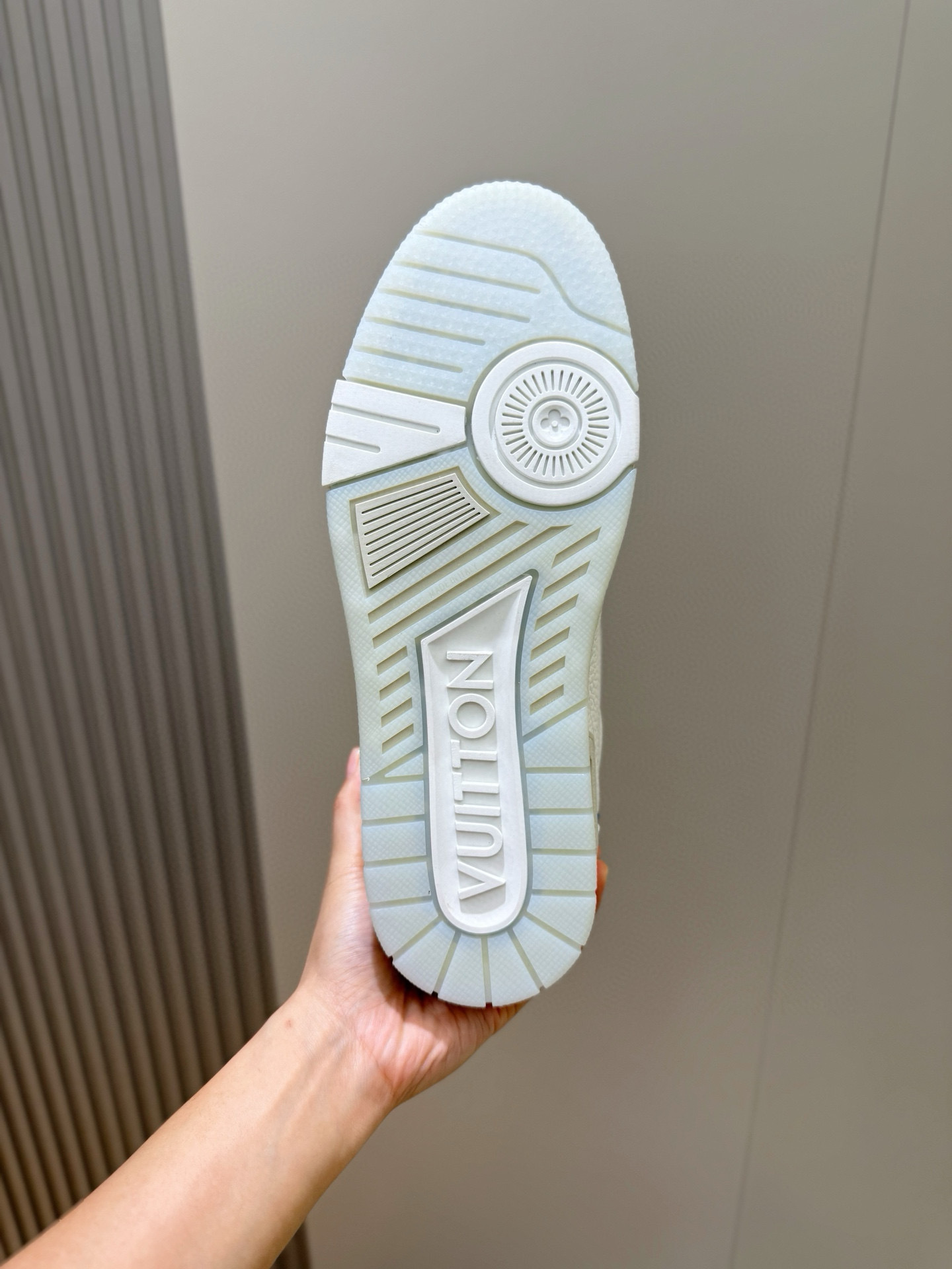 l0vis Vvtt0n trainer sneaker 13