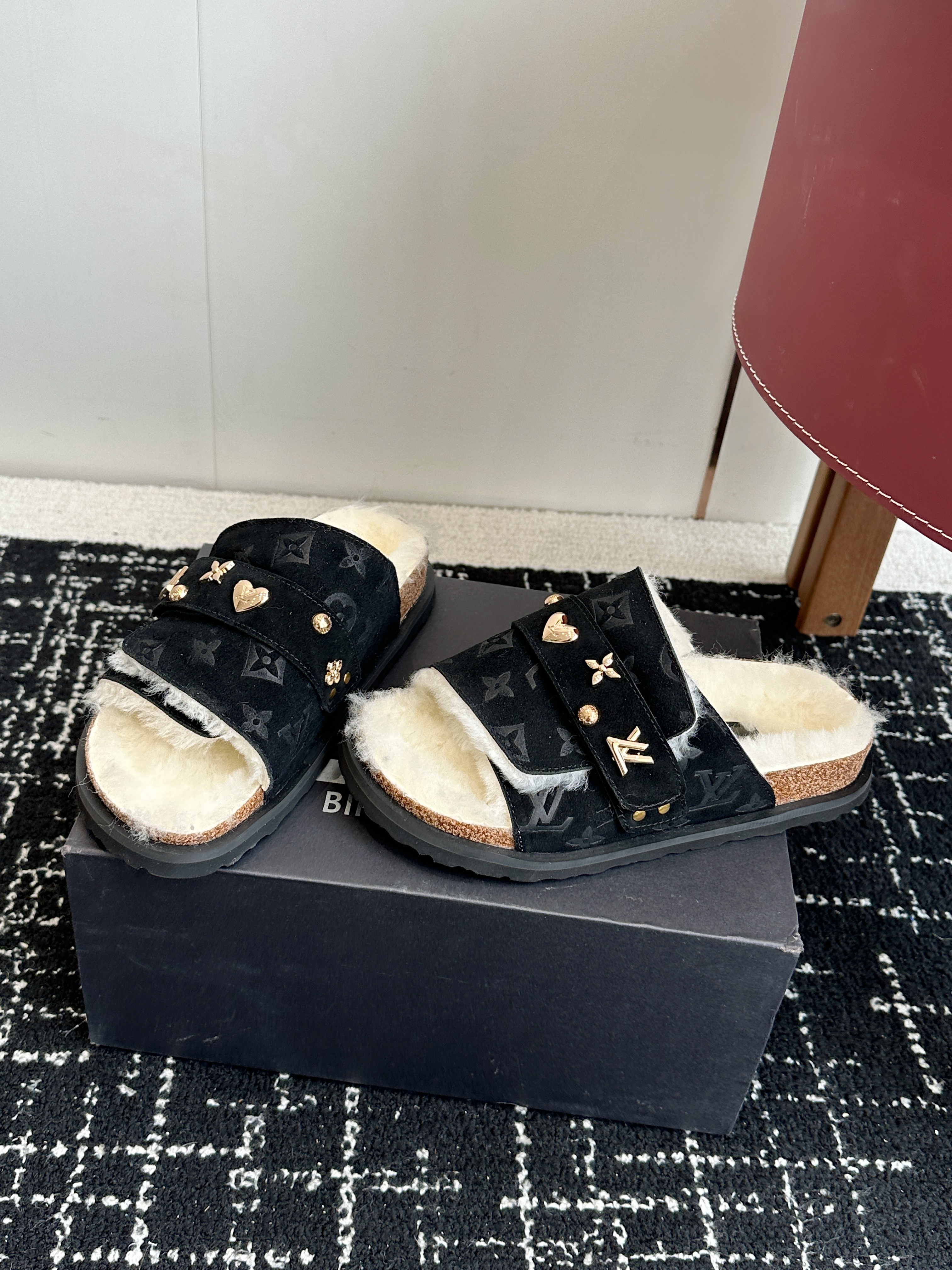 LV plush slippers 02