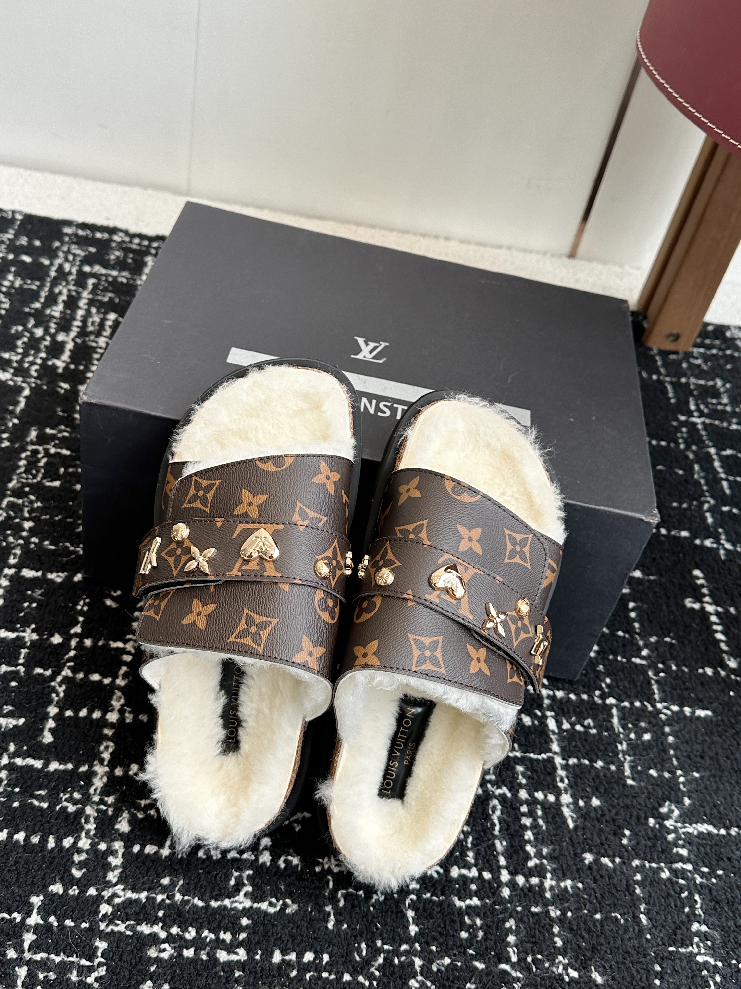 LV plush slippers 04